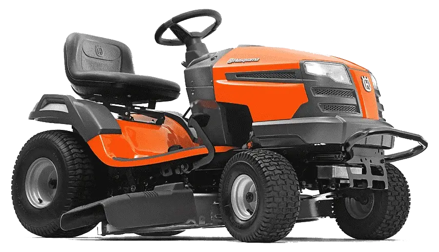 Tracteur de tonte stationné devant une propriété résidentielle