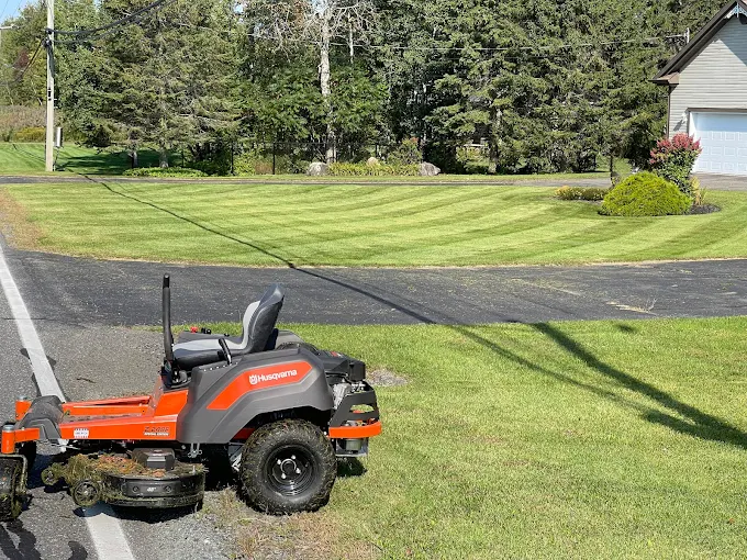 Spécialiste Services Sans Soucis tondant une pelouse