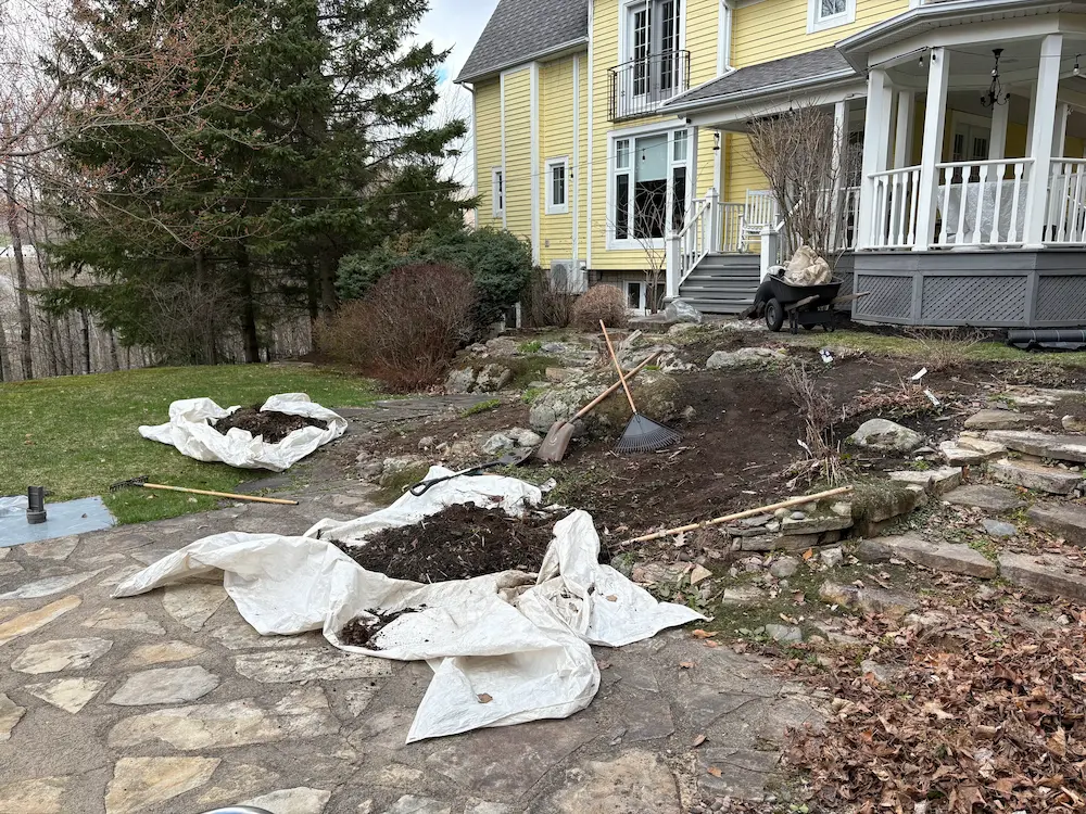 Maison moderne avec terrain soigné