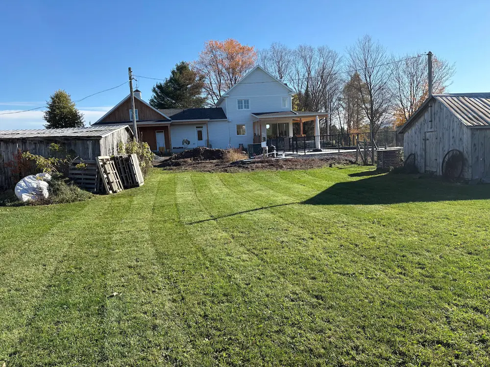 Maison contemporaine avec stationnement entretenu