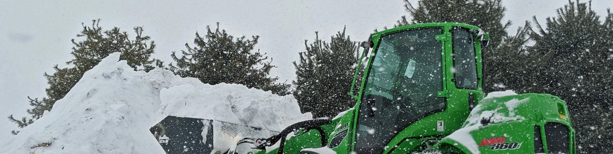 Camion de déneigement Services Sans Soucis devant une entrée enneigée