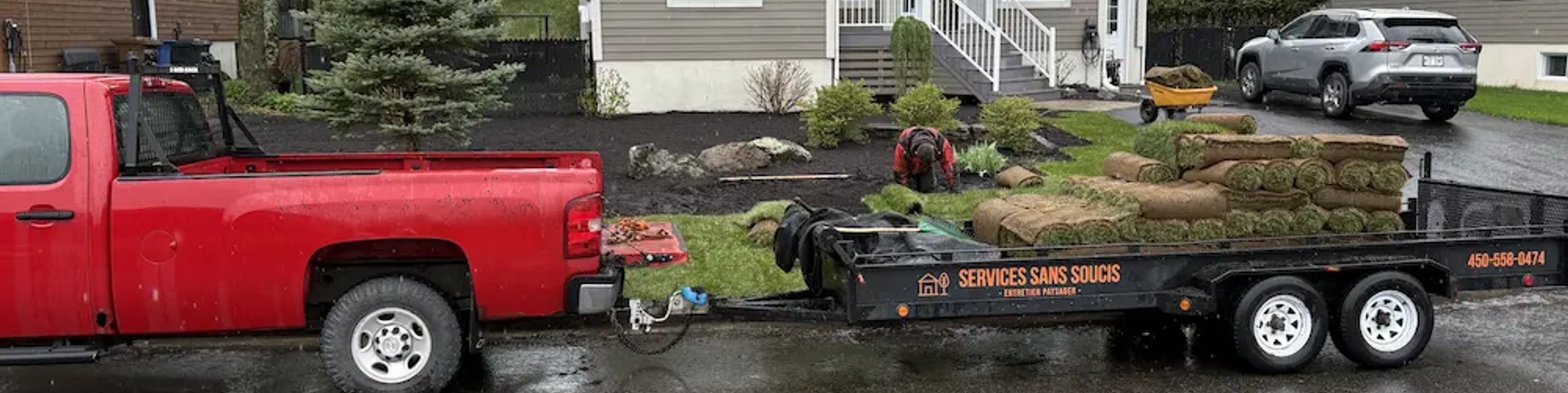 Camion de Services Sans Soucis garé devant une propriété résidentielle