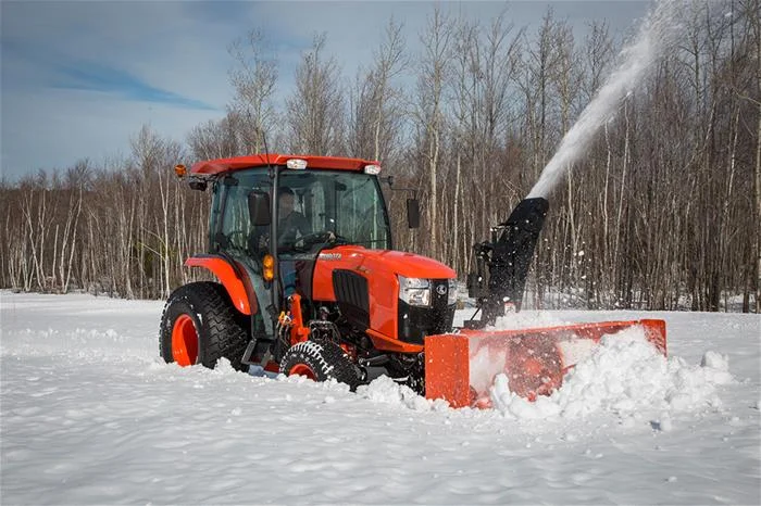 Conducteur de tracteur de déneigement en action