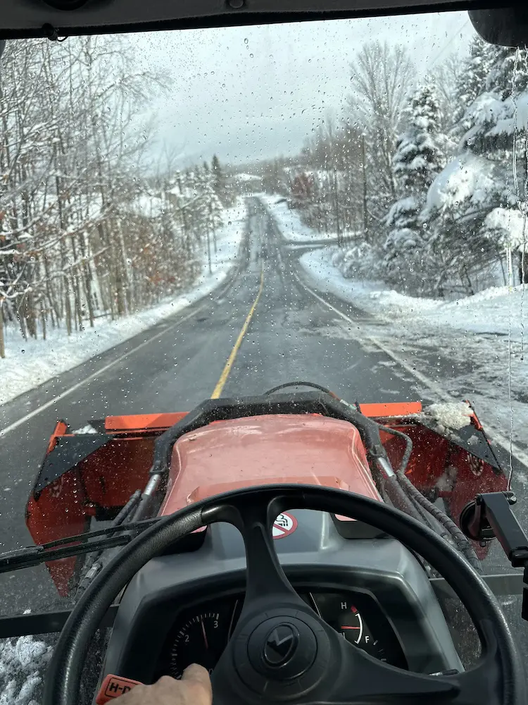 Technicien de Services Sans Soucis nettoyant une grande vitre